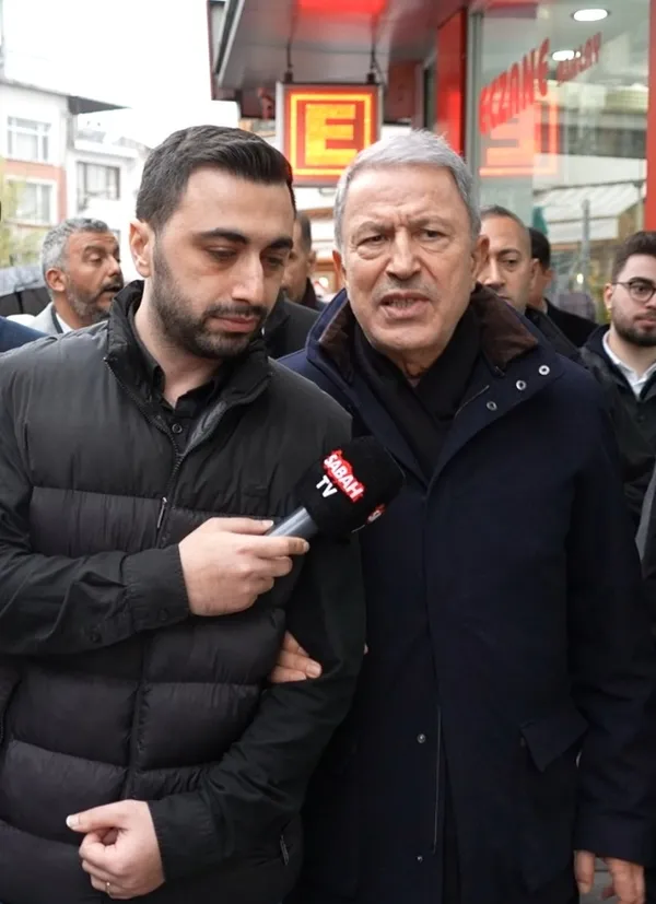 hulusi-akardan-ozgur-ozele-cok-sert-sozler-nereden-baksan-tutarsizlik-nereden-baksan-ahmakca-1743671320081.jpg