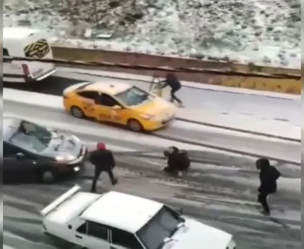 İstanbul’da kar yağışı sonrası kayan yolda taksideki yolcu ölümden döndü - 4