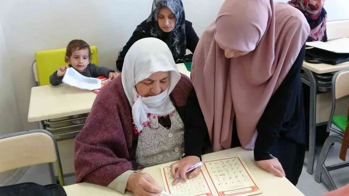 65 yaşındaki Türkan teyze ölen eşi için Kur’an-ı Kerim öğreniyor