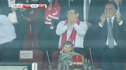 Başbakan golleri ayakta alkışladı