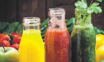 Meyveyi smoothie yapıp için
