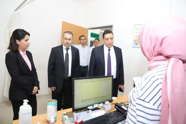 saglik-muduru-solmaz-hilvan-da-saglik-tesislerini-ziyaret-etti-1696494119294.jpg