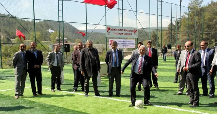 Hatay’da Suriyeliler için yapılan futbol sahası açıldı