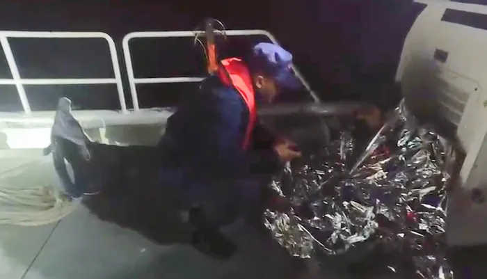 sakarya-teknesi-alabora-olan-balikciyi-sahil-guvenlik-ekibi-kurtardi-video-eklendi-1758807728335.jpg