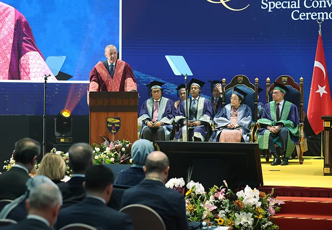 son-dakika-baskan-erdogana-malezyada-fahri-doktora-verildi-ortakligimizi-kapsamli-stratejik-duzeye-cikardik-1739175177538.jpeg