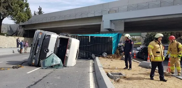 Bakırköy'de vinç üst geçide çarptı