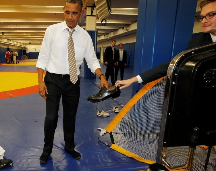 Obama kösele ayakkabıları çıkardı, çoraplarıyla poz verdi