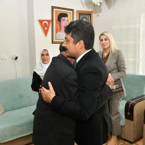 teroristler-intikam-icin-oglunu-sehit-etmisti-kirsehir-valisi-babayi-ziyaret-etti-1730872356519.jpg