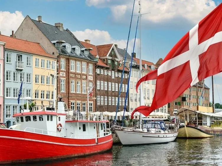 Danimarka’da Türk bayrağı ve Kuran-ı Kerim’e iğrenç saldırı! Polis provokatörü korudu!