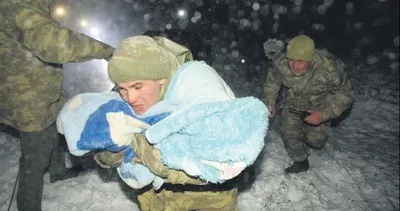 Kaynar kazana düşen çocuğu asker kurtardı