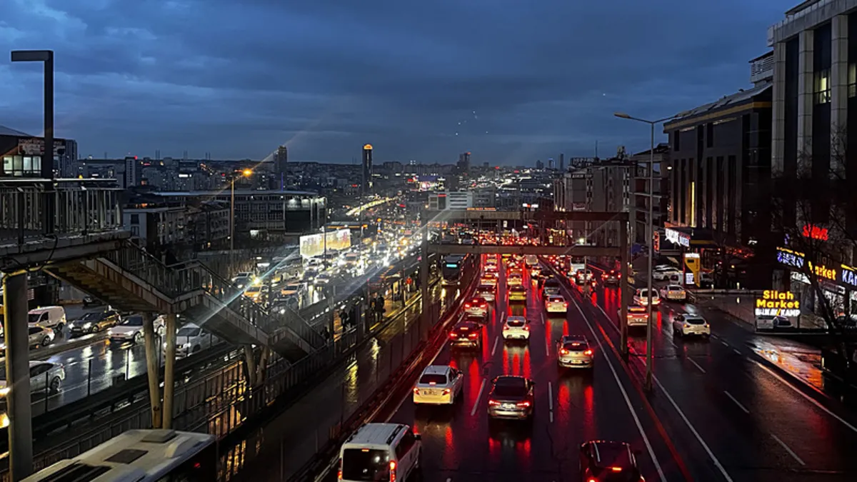 İstanbul’da trafik durma noktasına geldi! Araçlar güçlükle ilerliyor İstanbul’da trafik durma noktasına geldi! Araçlar güçlükle ilerliyor