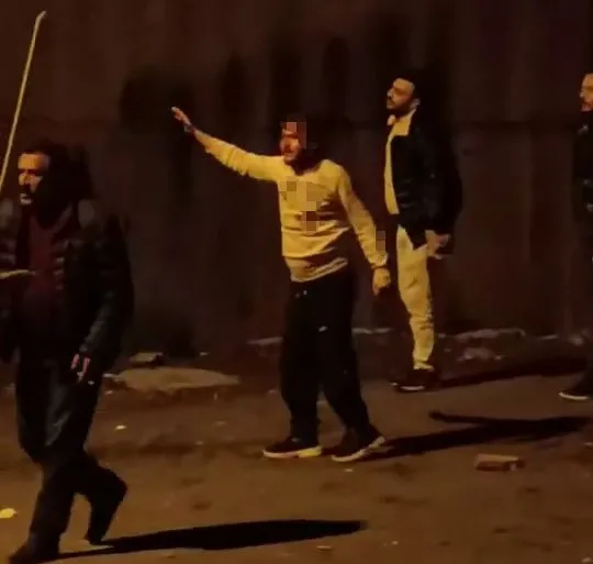 Arnavutköy’de çocuklar top için kavga etti: Aileler çocukları için!