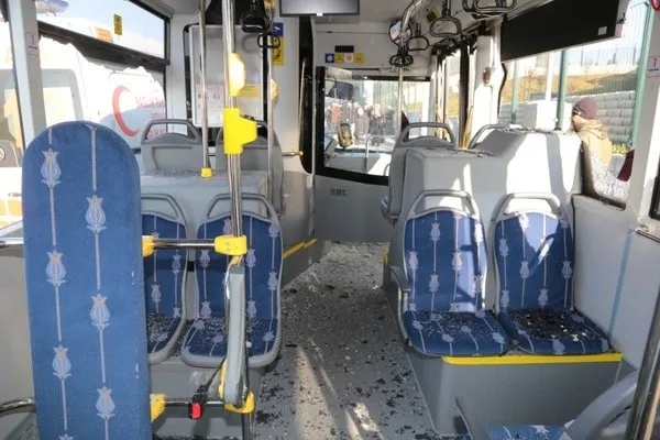 Üsküdar'da otobüs durağa daldı!