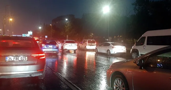 Yağmur İstanbul’u serinletti, akşam trafiğini kilitledi