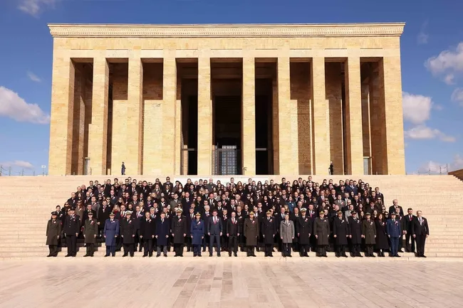 oyaktan-65inci-kurulus-yil-donumunde-anitkabire-ziyaret-1772516415917.jpg OYAK’tan 65’inci kuruluş yıl dönümünde Anıtkabir’e ziyaret