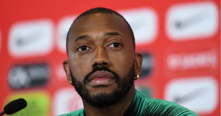 Maganda futbolcu gazeteci dövdü