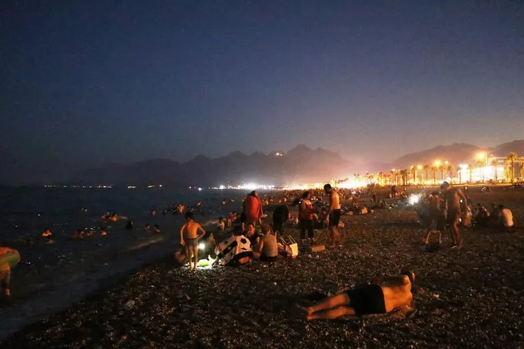 Sıcaklardan bunalan vatandaş, akşamları plaja koşuyor