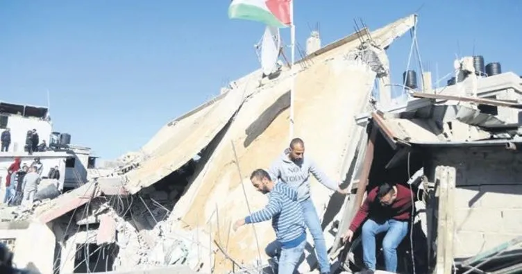 İsrail, Filistinli aileye evini kendi elleriyle yıktırdı