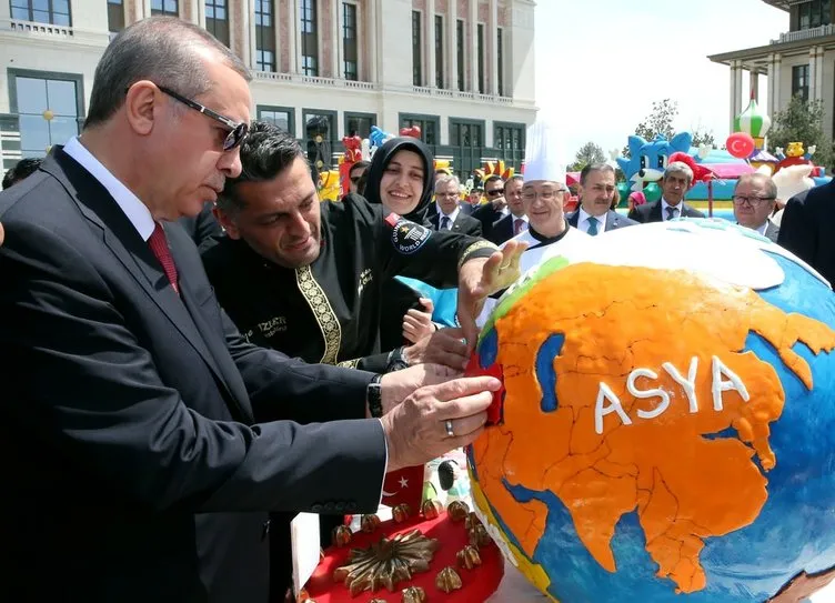 Erdoğan çocuklara Cumhurbaşkanlığı Külliyesi’ni gezdirdi