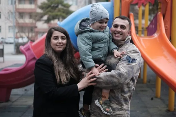 dmd-hastasi-turan-yardim-bekliyor-astsubay-baba-oglunun-yasatabilmek-icin-mucadele-veriyor-1786947213647.jpeg