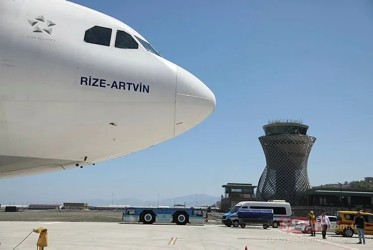 Rize-Artvin isimli ilk yolcu uçağı Rize-Artvin Havalimanı’na indi! Mutluluktan ağlayanlar oldu İşte tarihi anlar
