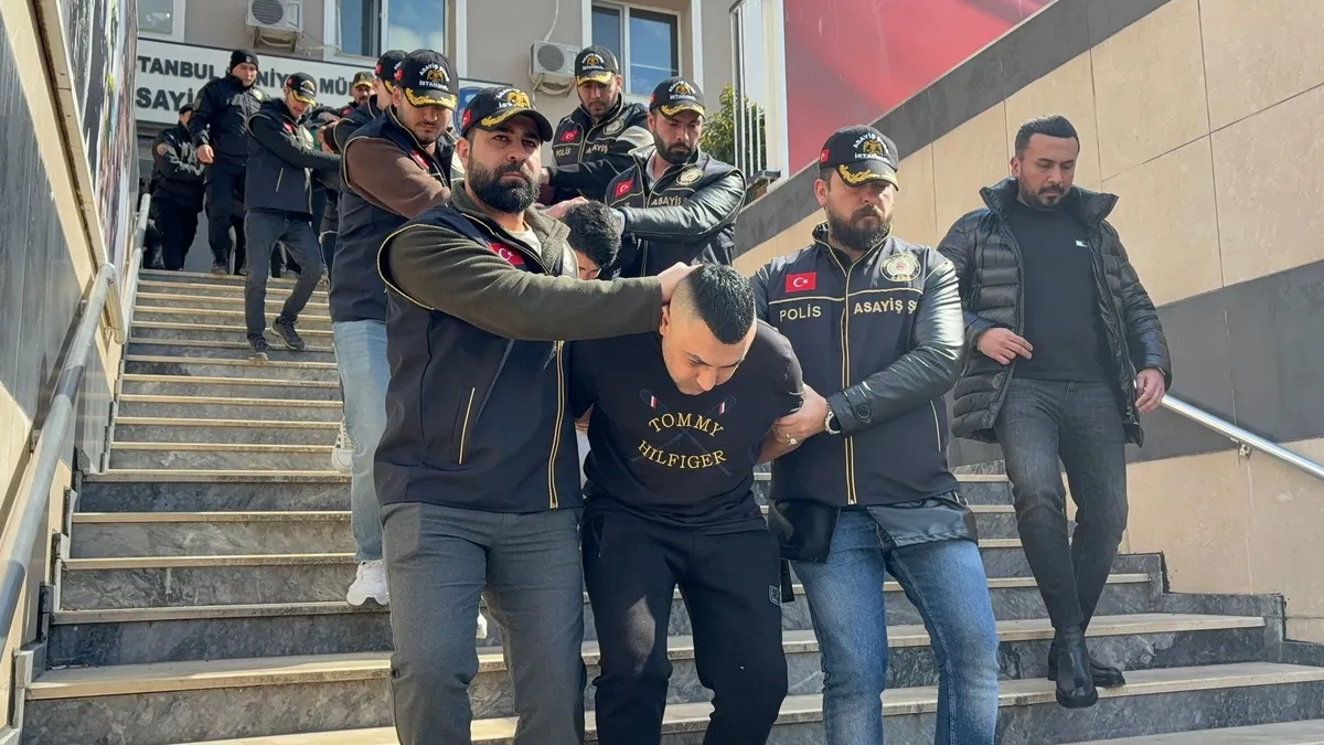 Kuyumcukent’teki 24 milyonluk vurgunda şüpheliler adliyeye sevk edildi Kuyumcukent’teki 24 milyonluk vurgunda şüpheliler adliyeye sevk edildi