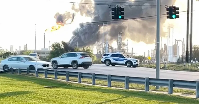 ABD’de petrol rafinerisinde korkutan patlama: Gökyüzünü dumanlar kapladı