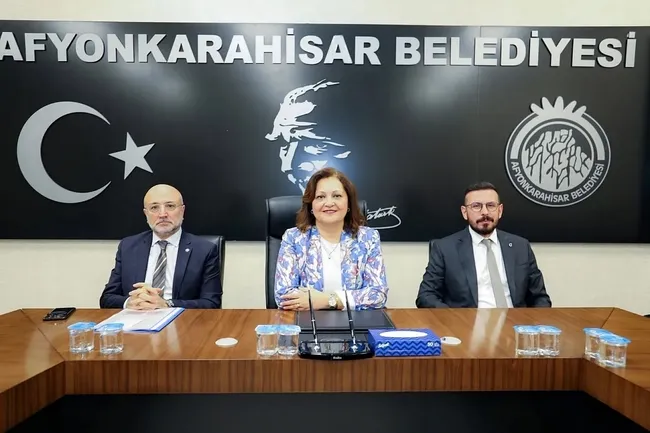 ak-parti-il-ve-ilce-baskanlarindan-burcu-koksala-ziyaret-1781108917132.jpeg