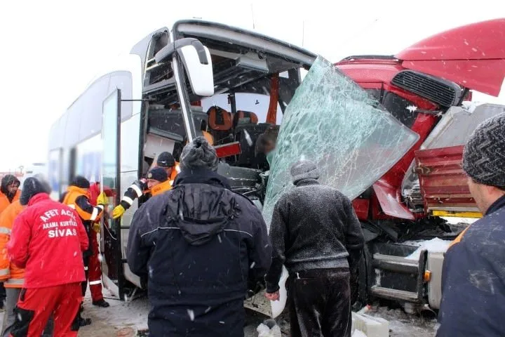 Yolcu otobüsleri devrildi: Çok sayıda yaralı var!
