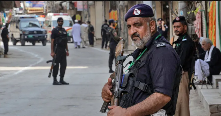 Pakistan’da iftar saatinde bombalı saldırı: 2 polis hayatını kaybetti