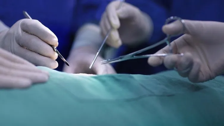 Genç kadına göğüs küçültme kabusu! Estetik doktoruna çıplak fotoğraf soruşturması