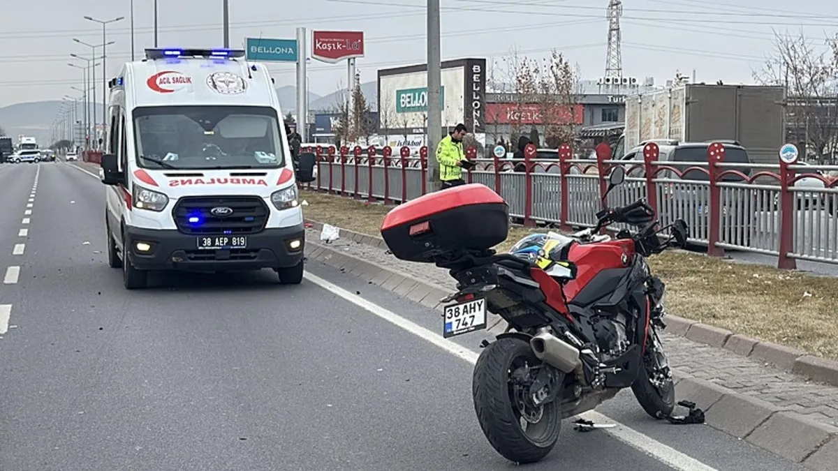 Kazanın adresi Kayseri: Bariyerlerden atlayan adama motosiklet çarptı! Kazanın adresi Kayseri: Bariyerlerden atlayan adama motosiklet çarptı!