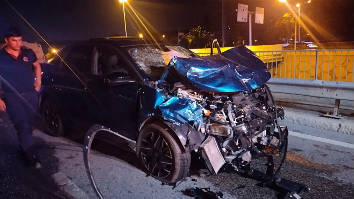 Ümraniye'de gece yarısı feci kaza: 4'ü ağır, 6 yaralı Ümraniye'de gece yarısı feci kaza: 4'ü ağır, 6 yaralı