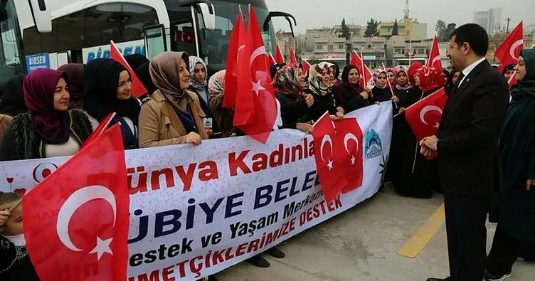 Şanlıurfalı kadınlar Mehmetçiğe destek için sınıra gitti