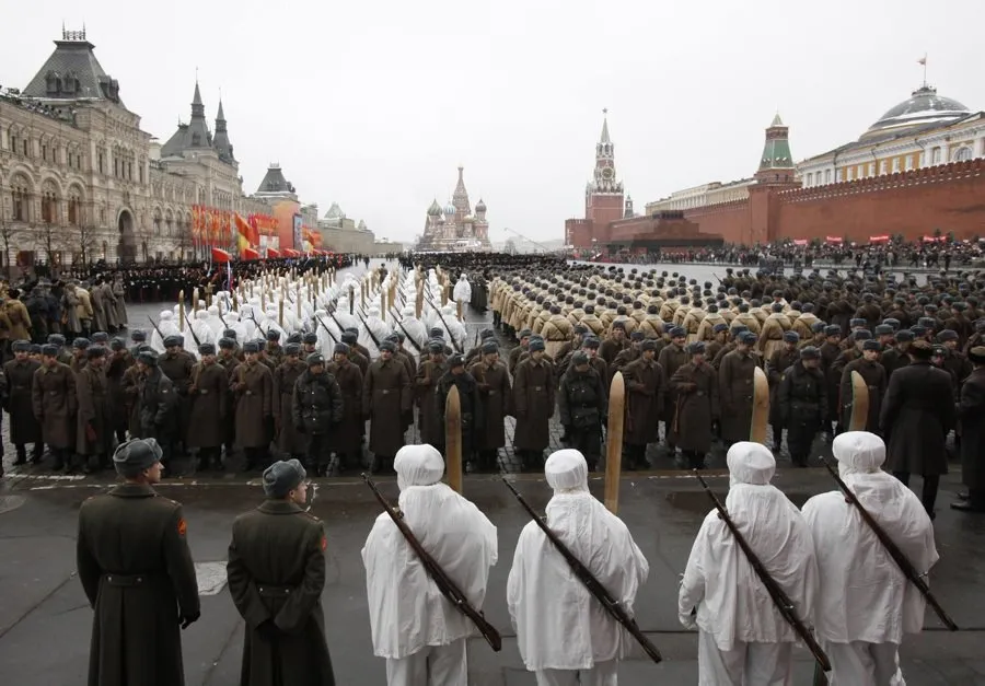 Где проходил парад в 1941 году. Парад на красной площади 1941. Парад 7 ноября 1941 года. Парад на красной площади 7 ноября 1941. Парад 7 ноября 1945 года в Москве на красной площади.
