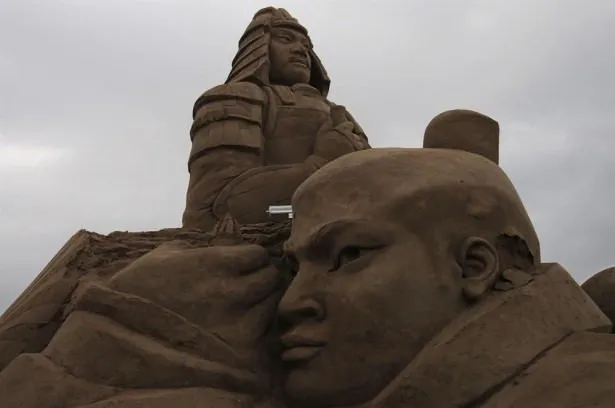 10 Bin ton kumla yapılan heykeller