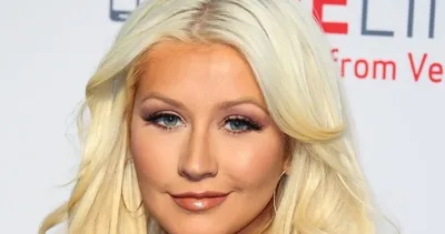 Ünlü şarkıcının kendisinden çok takıları konuşuldu!