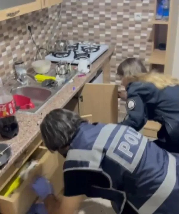 izmirde-kadin-hirsizlik-cetesi-polisin-operasyonuyla-cokertildi-4-gozalti-1745562774799.jpg