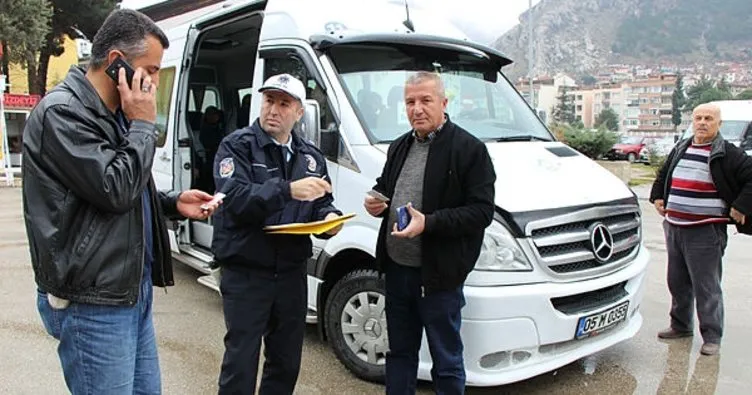 Amasya’da polisler tebdili kıyafetle minibüsleri denetledi