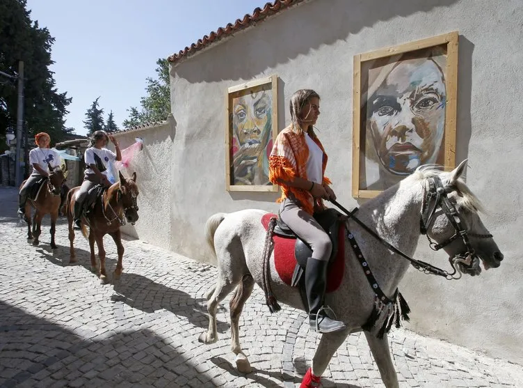 İzmir’in Urla ilçesinde yaşayan 3 kız arkadaş, binicilik sporuna dikkati çekmek amacıyla ilçede atlarla dolaşıyor.