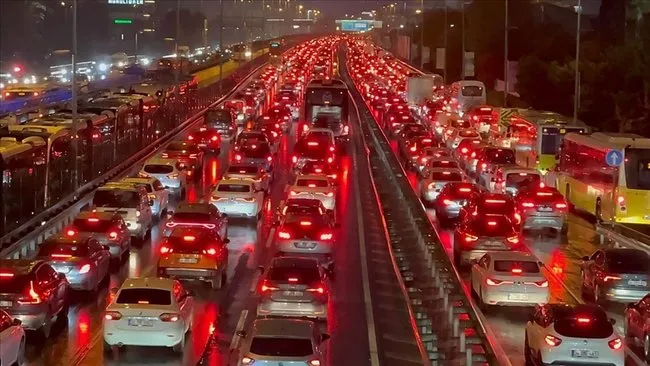 istanbulda-trafik-yogunlugu-yuzde-80e-cikti-1735140929505.jpg