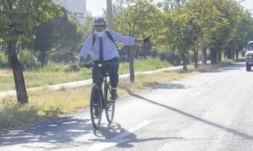 Bakan yardımcısı ofise bisikletle gitti