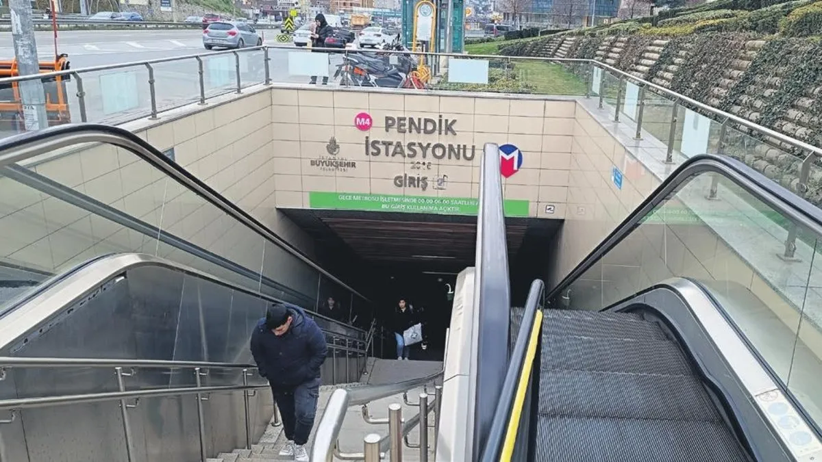 Yürüyen merdiven faciası: Yaşlı kadının parmakları koptu Yürüyen merdiven faciası: Yaşlı kadının parmakları koptu