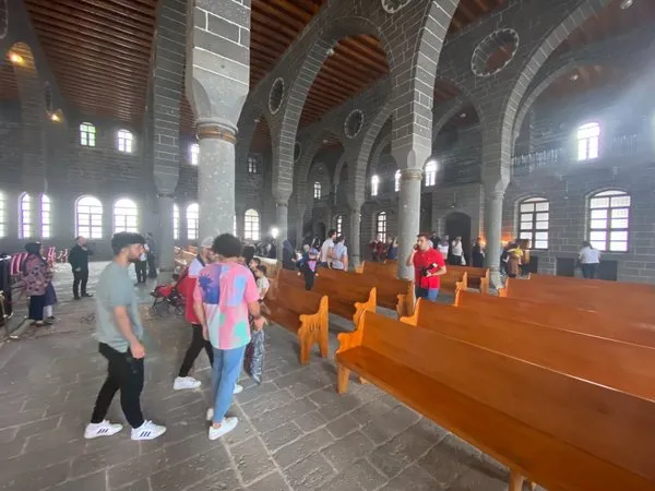 hendek-olaylarinda-zarar-gordugu-icin-onarilan-ermeni-kilisesine-ziyaretci-akini-1652768025000.jpeg