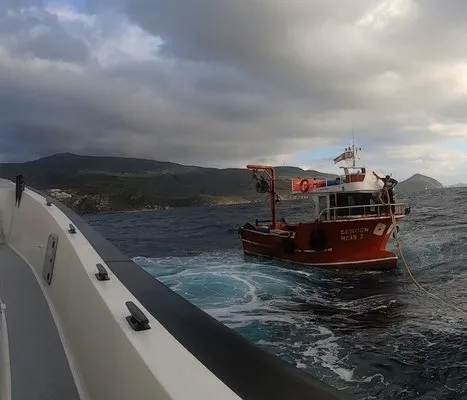 İzmir’de sürüklenen tekneyi sahil Sahil Güvenlik ekibi kurtardı