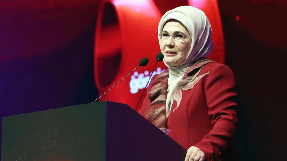 Emine Erdoğan: Toplumumuzun kurucu kodlarına sımsıkı sarılmalıyız Emine Erdoğan: Toplumumuzun kurucu kodlarına sımsıkı sarılmalıyız