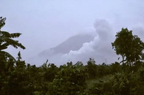 Endonezya’da volkan patlaması hayatı felç etti