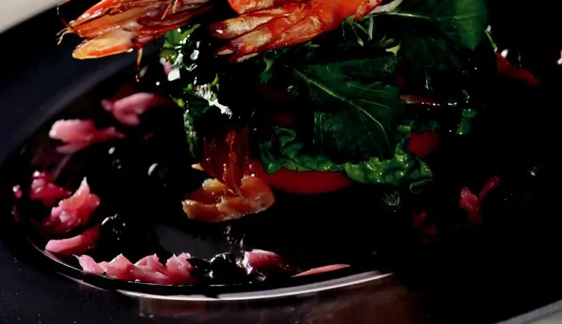 Karides Sote, Somon Füme ve Akdeniz Yeşillikleri Salatası, Hindistancevizi Sütü ve Ekşi Nar Sosu ile