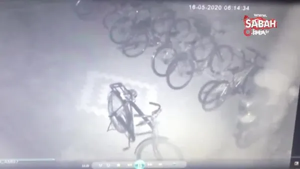 Sokaga Cikma Kisitlamasinda Aku Hirsizligi Kamerada Video Videosunu Izle Son Dakika Haberleri