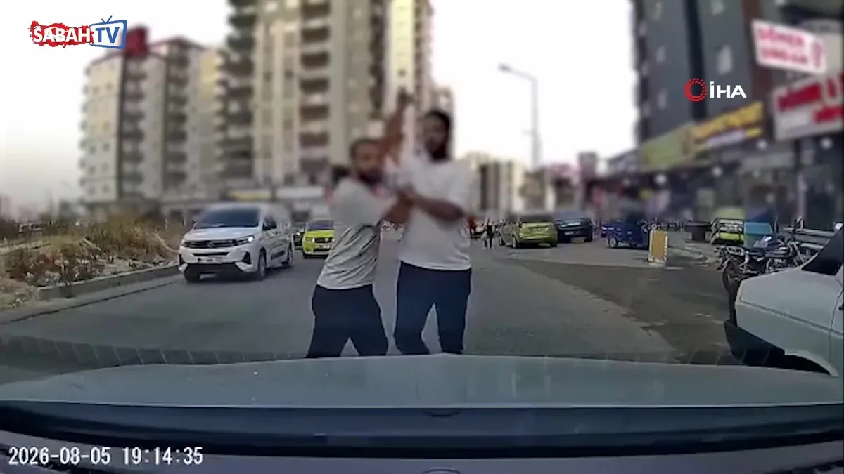 Adana’da trafikte tartıştığı sürücüye testereyle saldırdı: O anlar kamerada | Video videosunu izle Adana’da trafikte tartıştığı sürücüye testereyle saldırdı: O anlar kamerada | Video videosunu izle